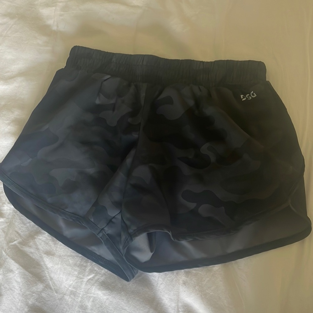 Girls, black camo Dick’s Sporting Goods athletic shorts, size small